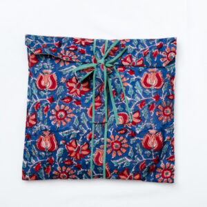 Pijama azul con estampado floral rojo y fucsia