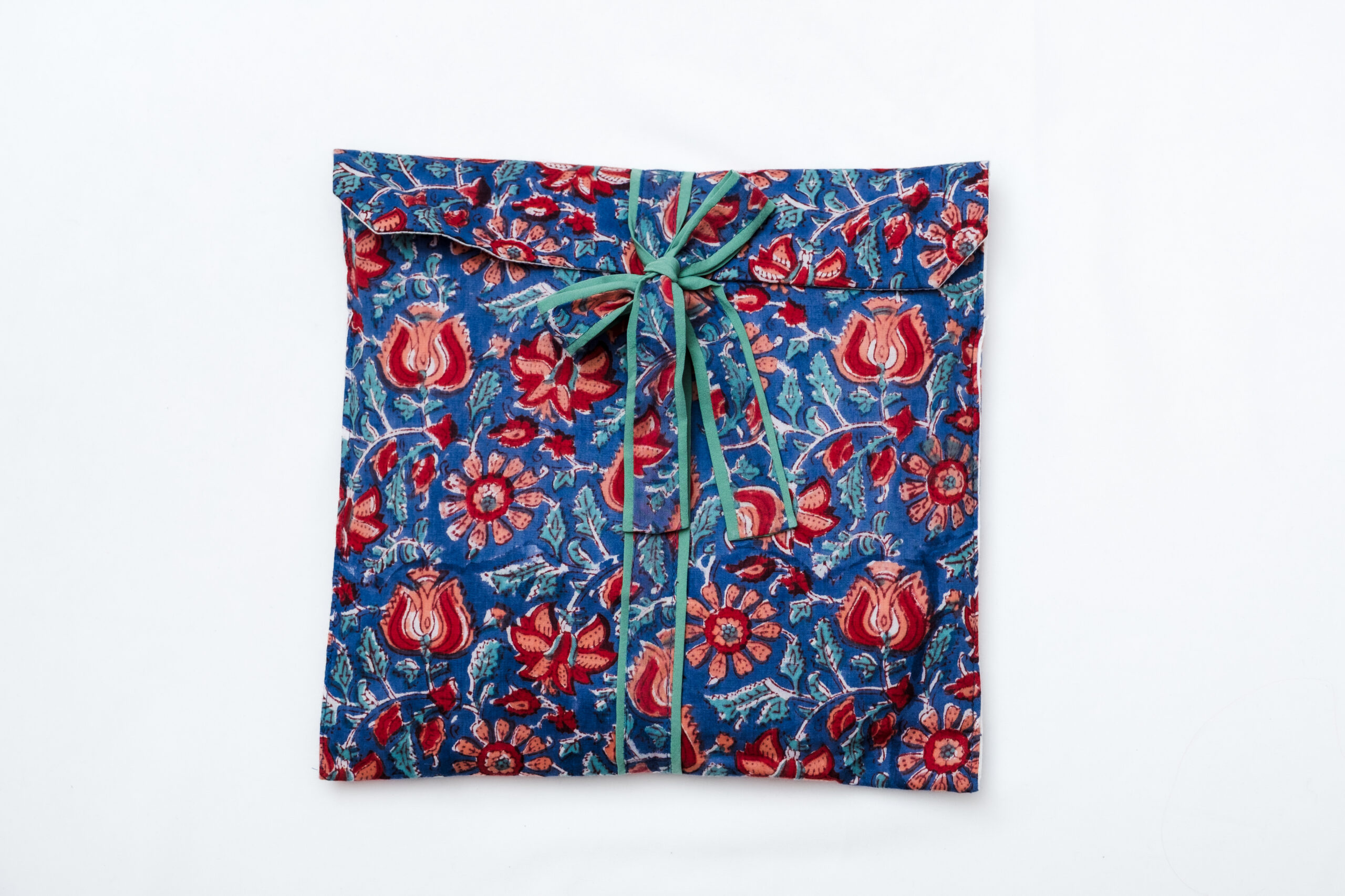 Pijama azul con estampado floral rojo y fucsia