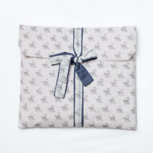 Pijama gris claro con estampado de animal y lazo azul marino