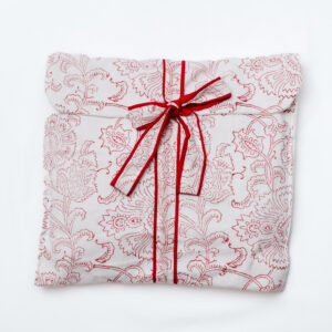 Pijama blanco con diseño floral rojo tipo arabesco y lazo a tono