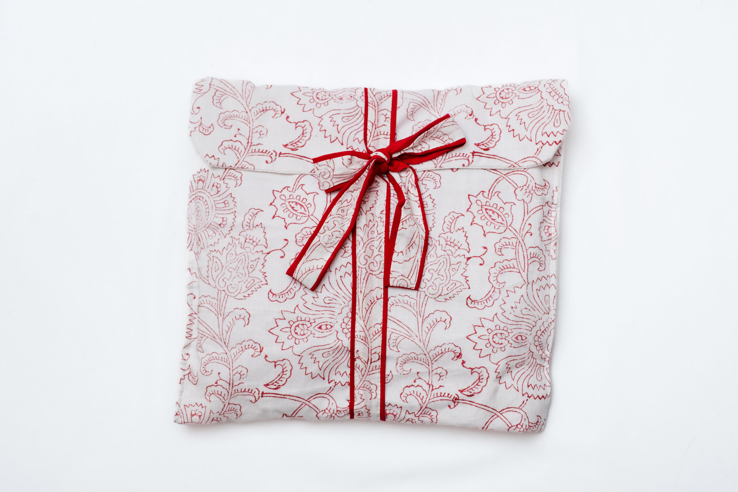 Pijama blanco con diseño floral rojo tipo arabesco y lazo a tono