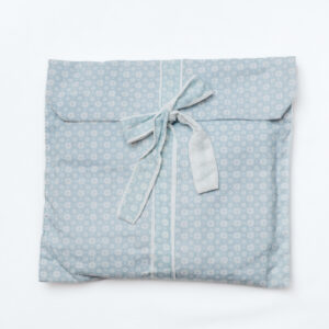 Pijama azul pastel con estampado de mini margaritas blancas y lazo a juego