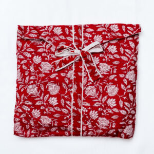 Kimono rojo vino con estampado floral blanco y lazo beige