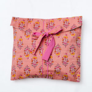 Kimono terracota con estampado floral en tonos fucsia y amarillo, lazo rosado