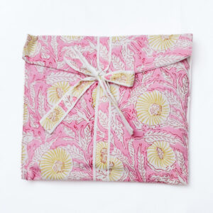 Kimono rosado con estampado botánico en blanco y amarillo, lazo blanco