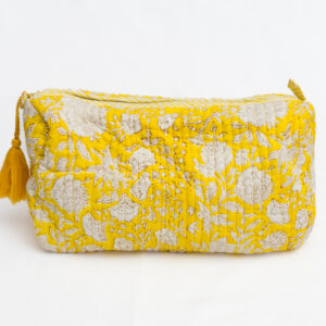 Cosmetiquera nirla color amarillo con estampados florales color blanco