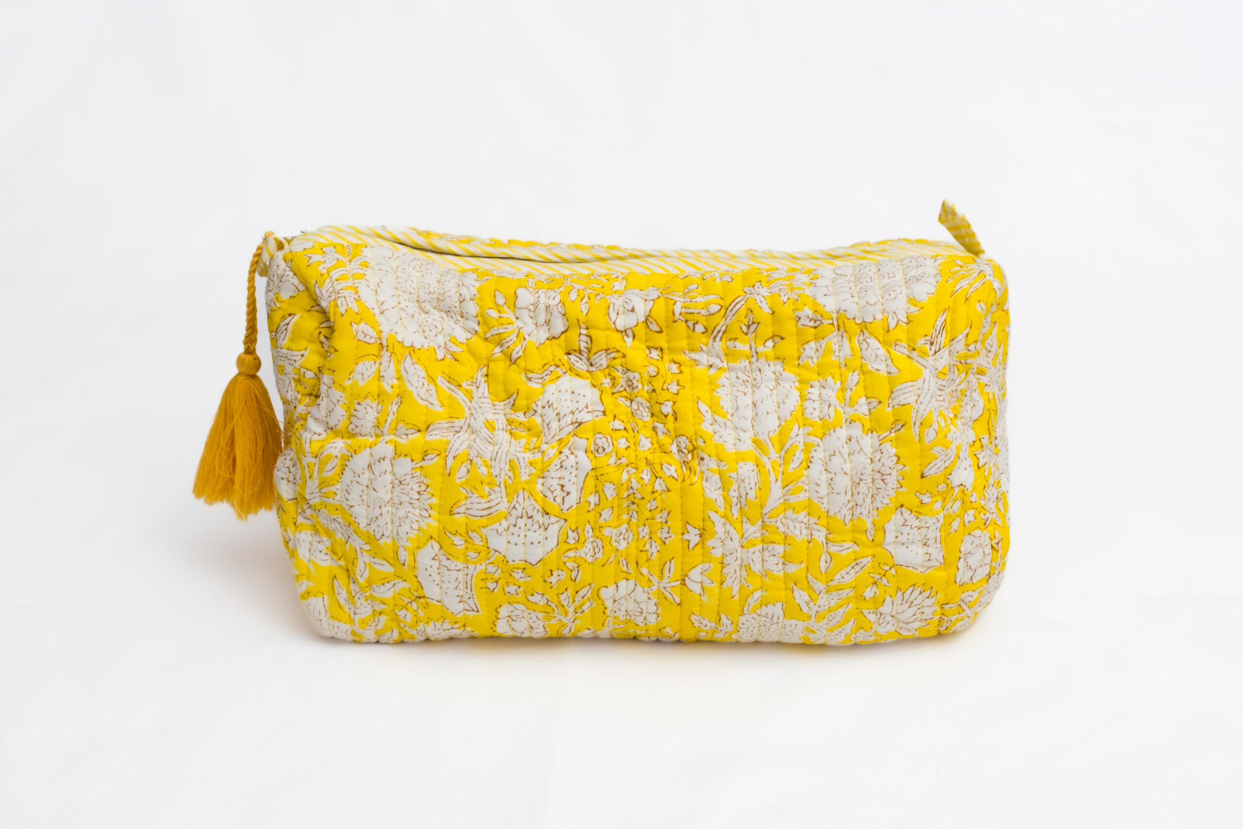 Cosmetiquera nirla color amarillo con estampados florales color blanco