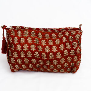 Cosmetiquera nirla color rojo con estampados florales color beige