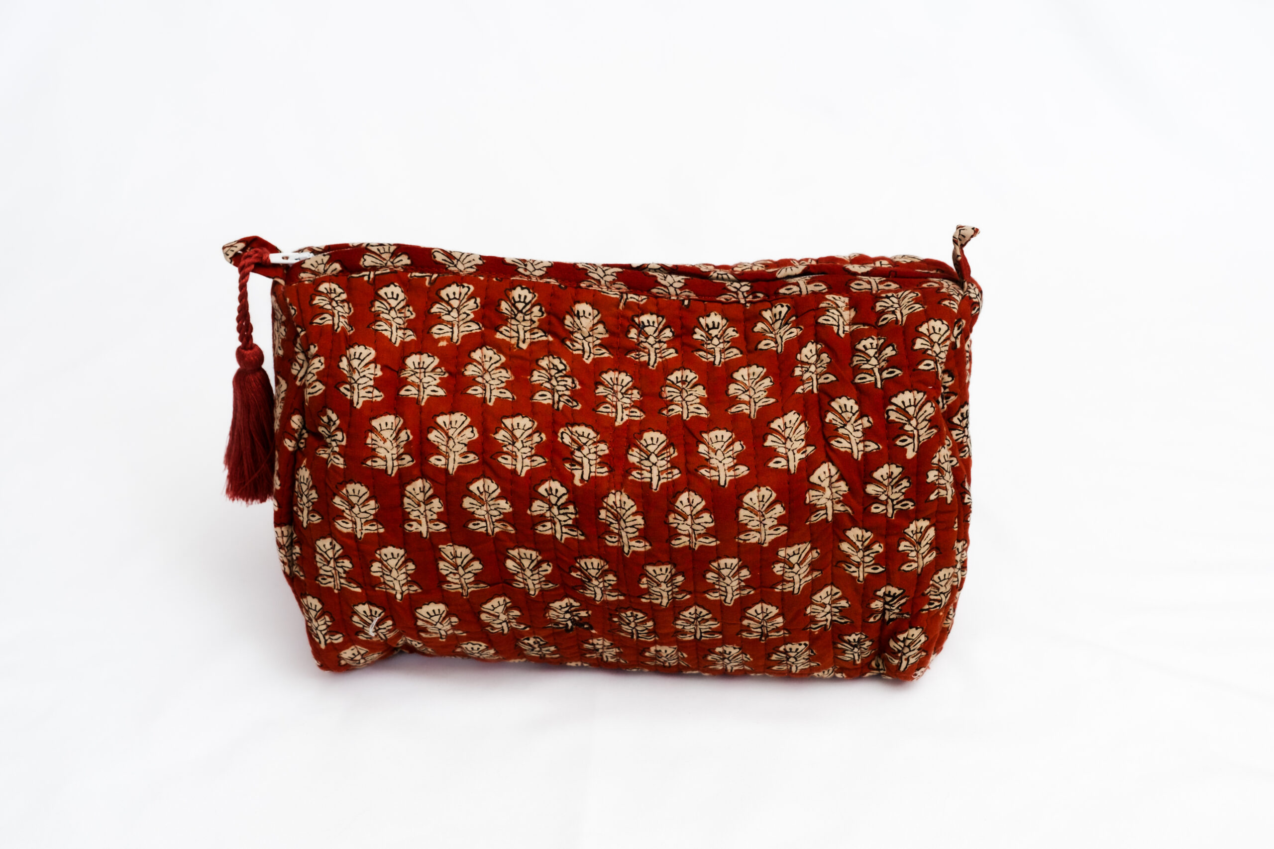 Cosmetiquera nirla color rojo con estampados florales color beige