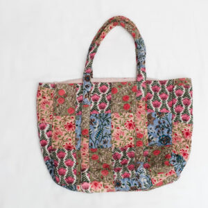 Tote patchwork en tonos tierra, azul y fucsia con estampado floral acolchado