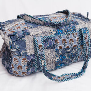 Maleta acolchada azul con estampa, grices o floral blanco y asas largas reforzadas