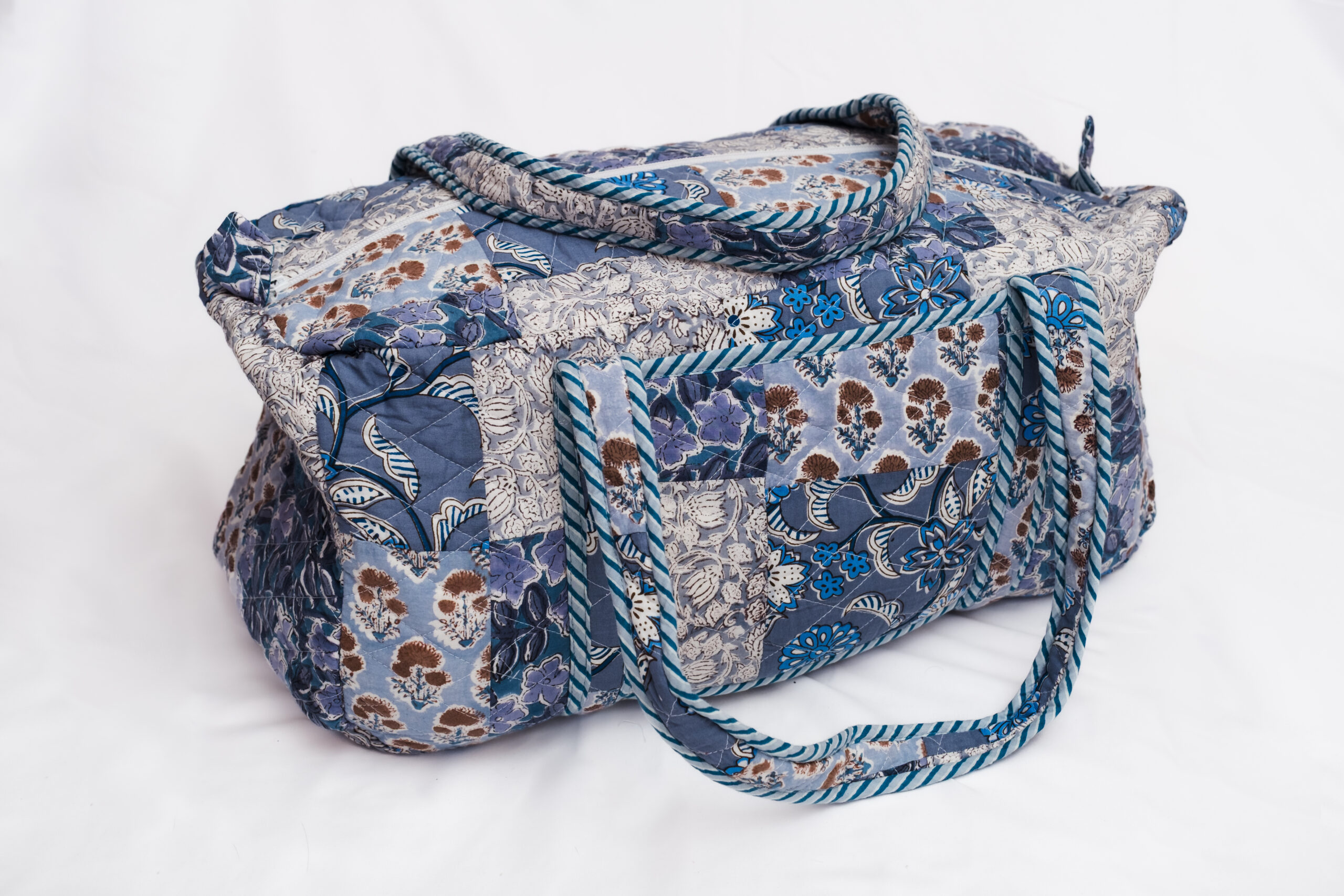 Maleta acolchada azul con estampa, grices o floral blanco y asas largas reforzadas