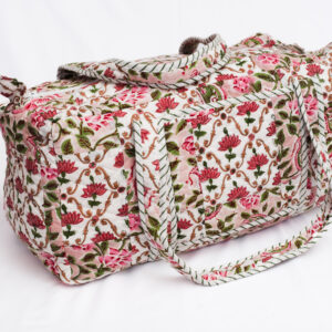 Maleta acolchada crema con estampado floral rosado y verde, asas largas