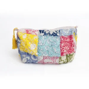 Cosmetiquera nirla patchwork multicolor con estampados florales y pompón mostaza