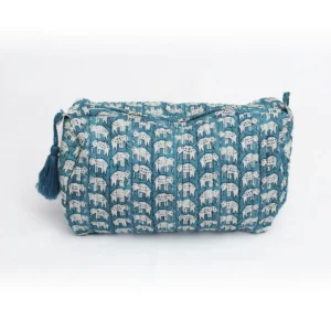 Cosmetiquera Nirla azul con estampado de elefantes blancos y pompón tejido a tono
