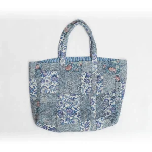 Tote patchwork azul con estampado floral en tonos celeste y lavanda, acolchado en algodón