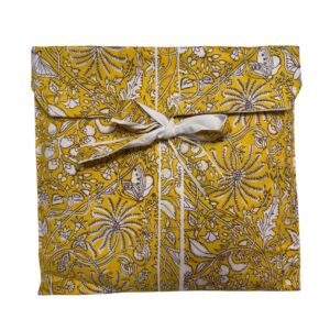 Pijama amarilla con estampado floral clásico blanco