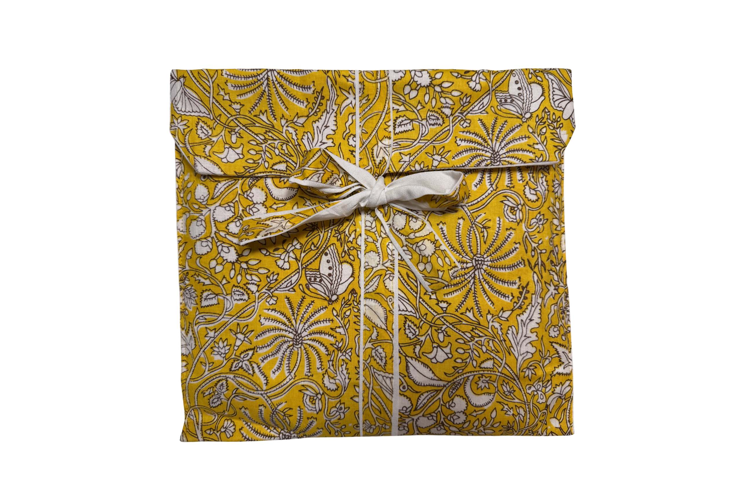 Pijama amarilla con estampado floral clásico blanco