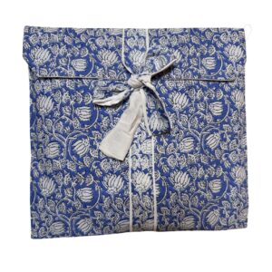 Pijama azul con estampado botánico en blanco