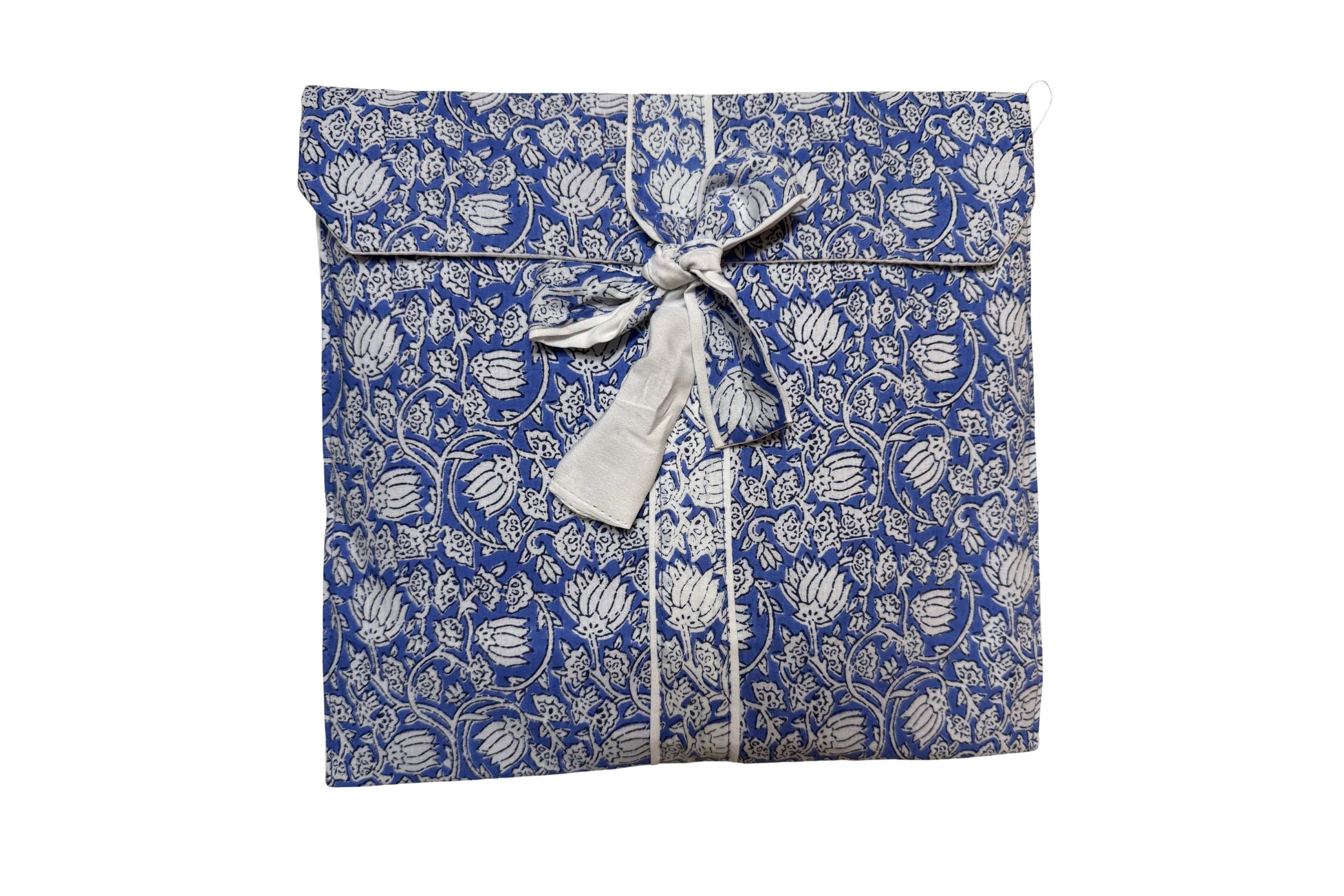 Pijama azul con estampado botánico en blanco