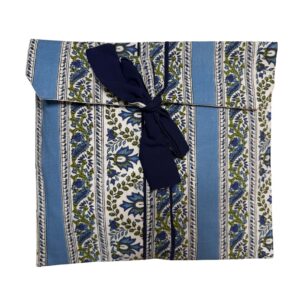 Pijama azul con estampado floral ornamental en franjas