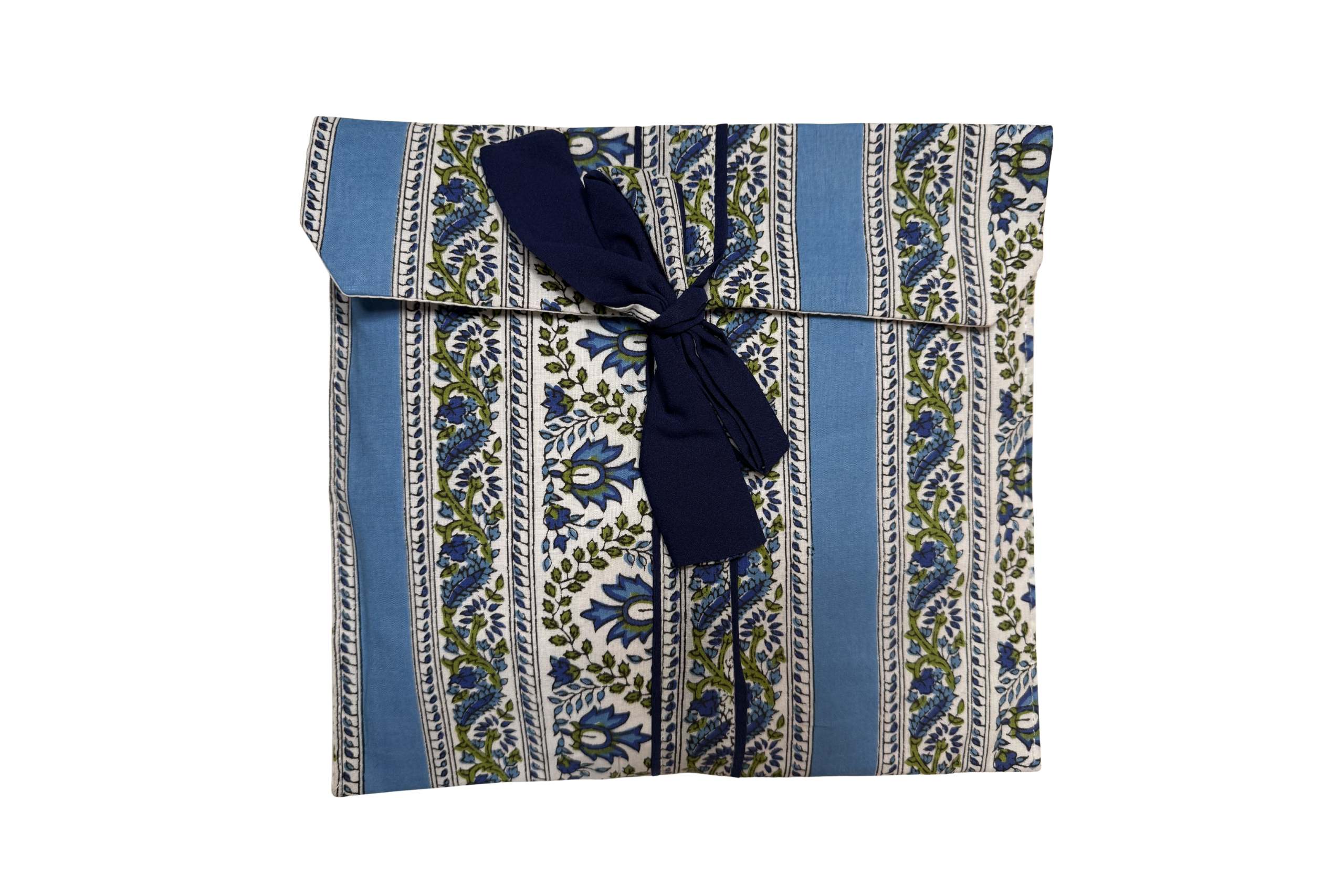 Pijama azul con estampado floral ornamental en franjas