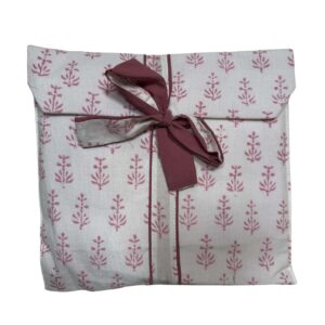 Pijama blanca con estampado botánico minimalista en rojo