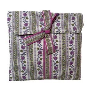 Pijama blanca con estampado floral a rayas en tonos morados