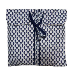 Pijama blanca con estampado floral azul oscuro