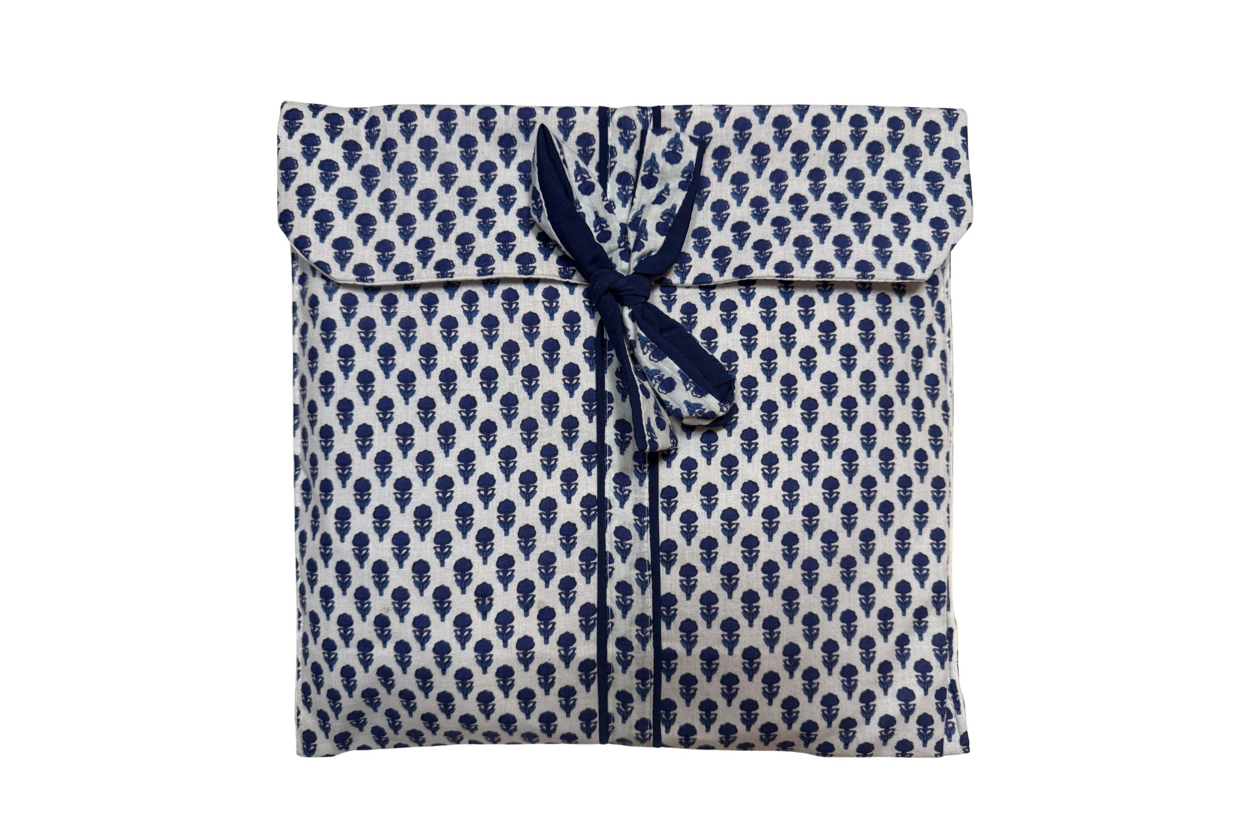 Pijama blanca con estampado floral azul oscuro