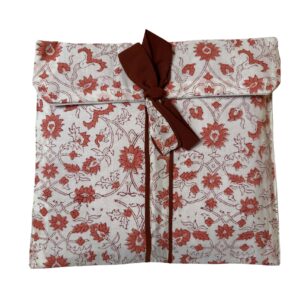 Pijama blanca con estampado floral en rojo