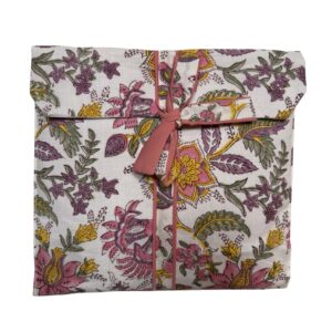 Pijama blanca con estampado floral ornamental multicolor