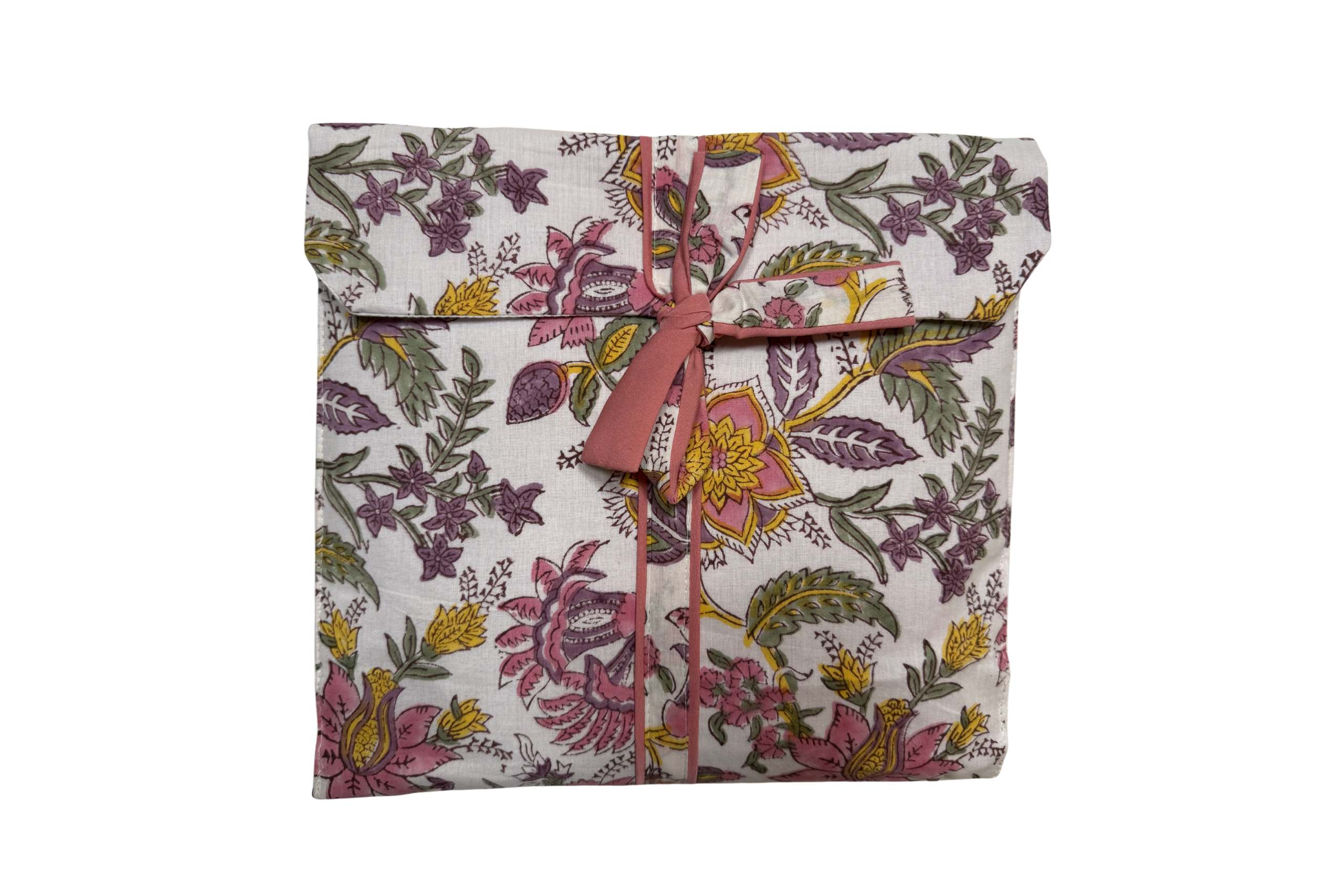 Pijama blanca con estampado floral ornamental multicolor