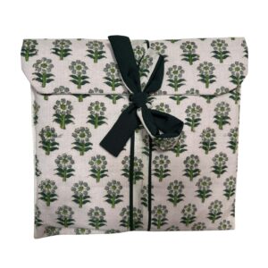 Pijama blanca con estampado mini floral verde