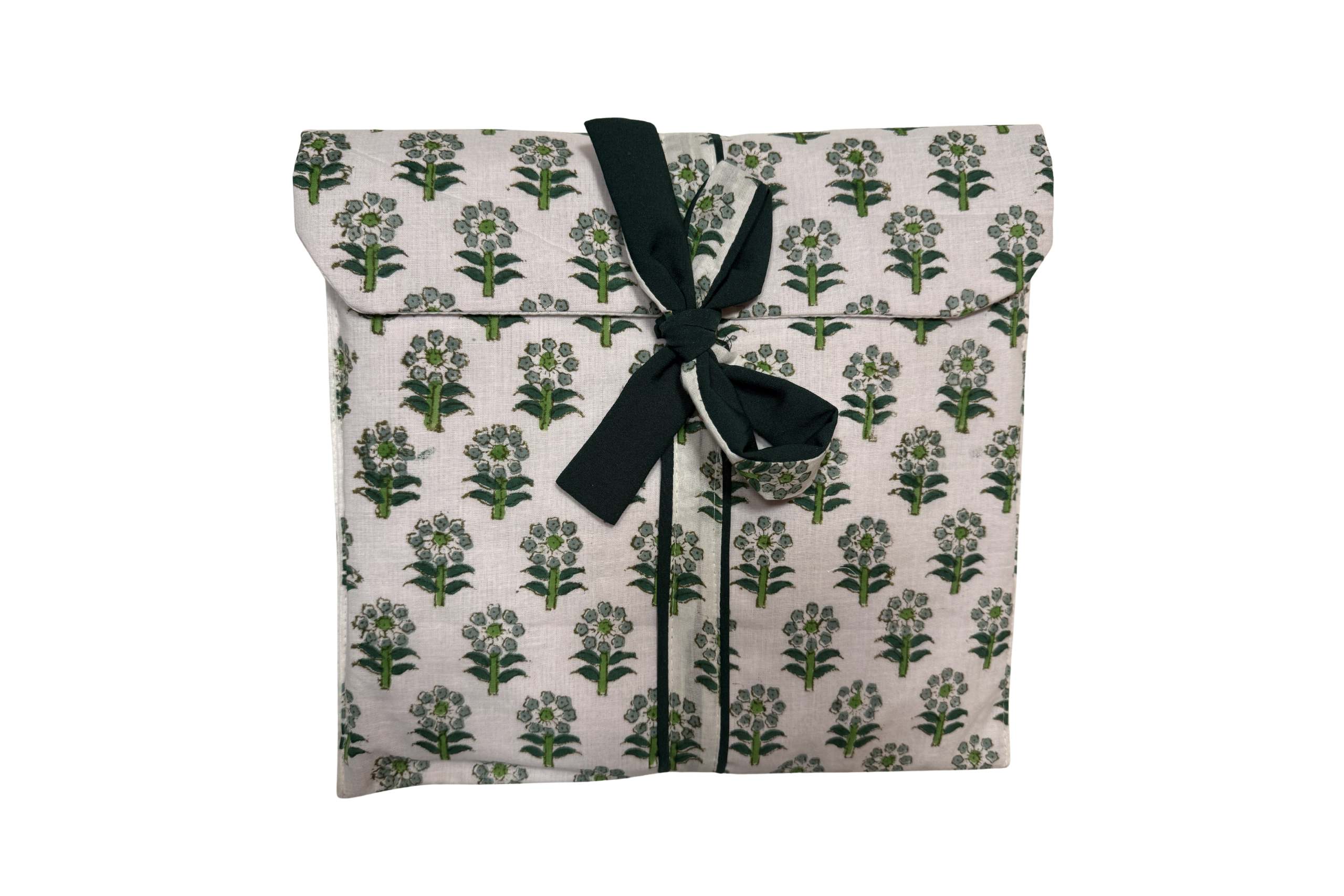 Pijama blanca con estampado mini floral verde