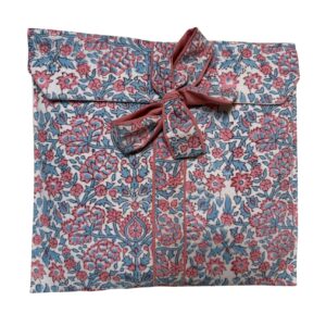 Pijama con estampado floral clásico en rojo y azul