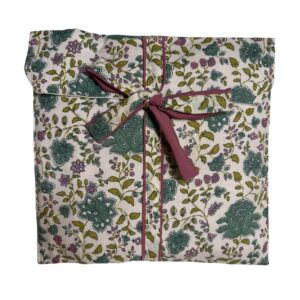 Pijama con estampado floral verde y morado