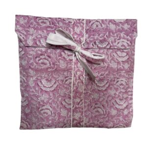 Pijama rosa con estampado floral clásico