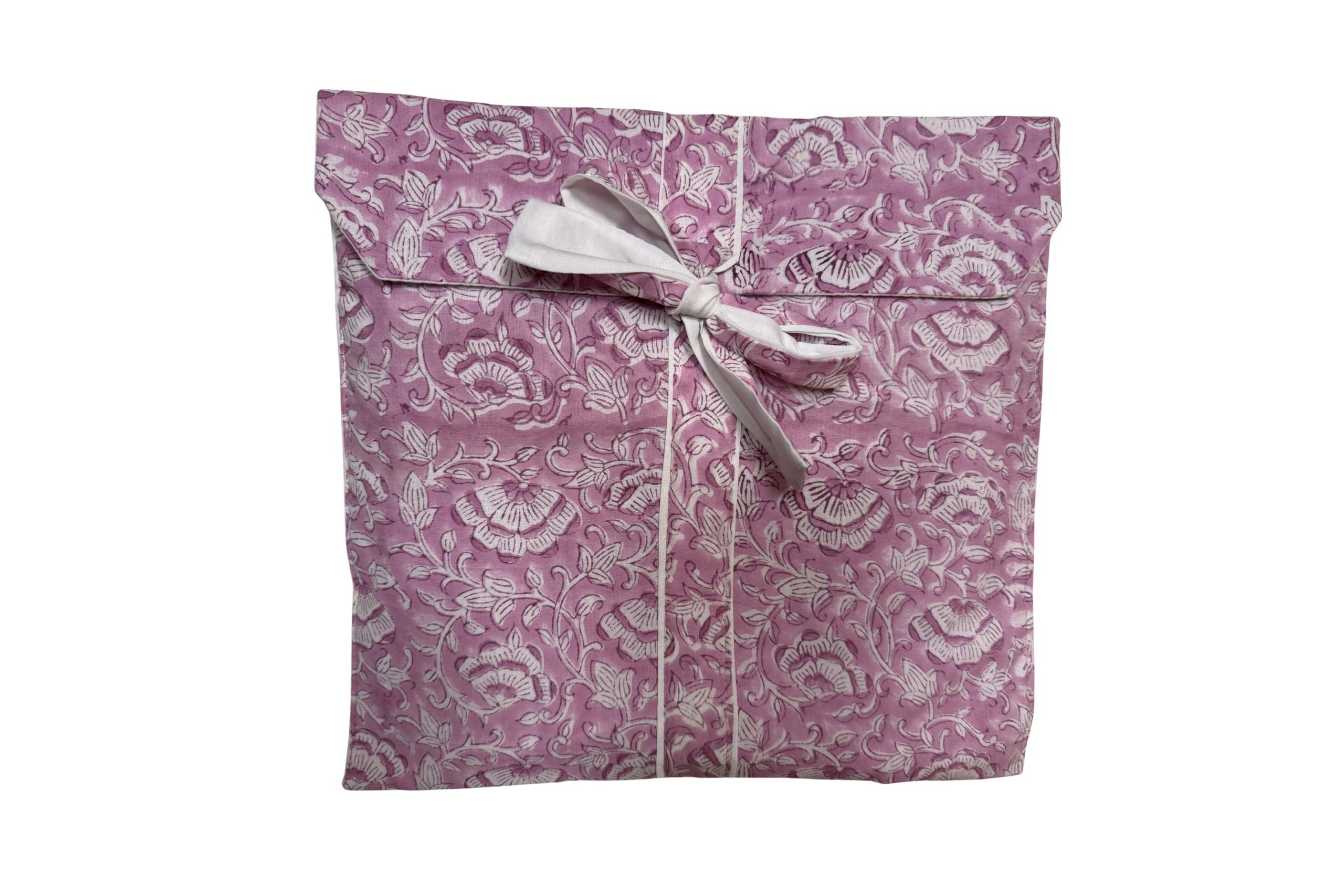 Pijama rosa con estampado floral clásico